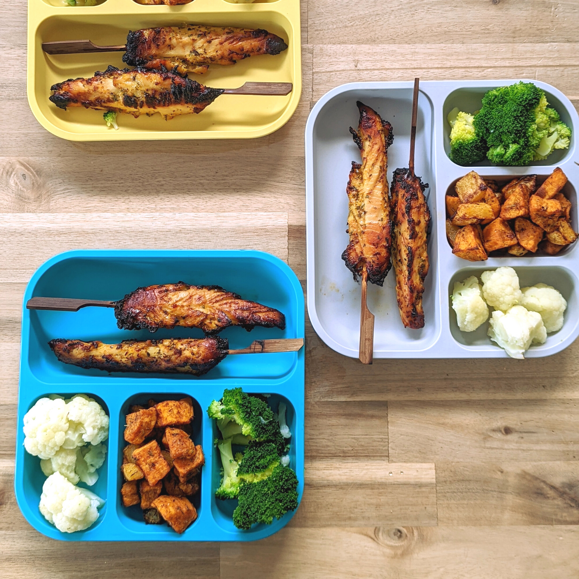 bobo&boo plant-based plates being used for dinner with chicken skewers and vegetables